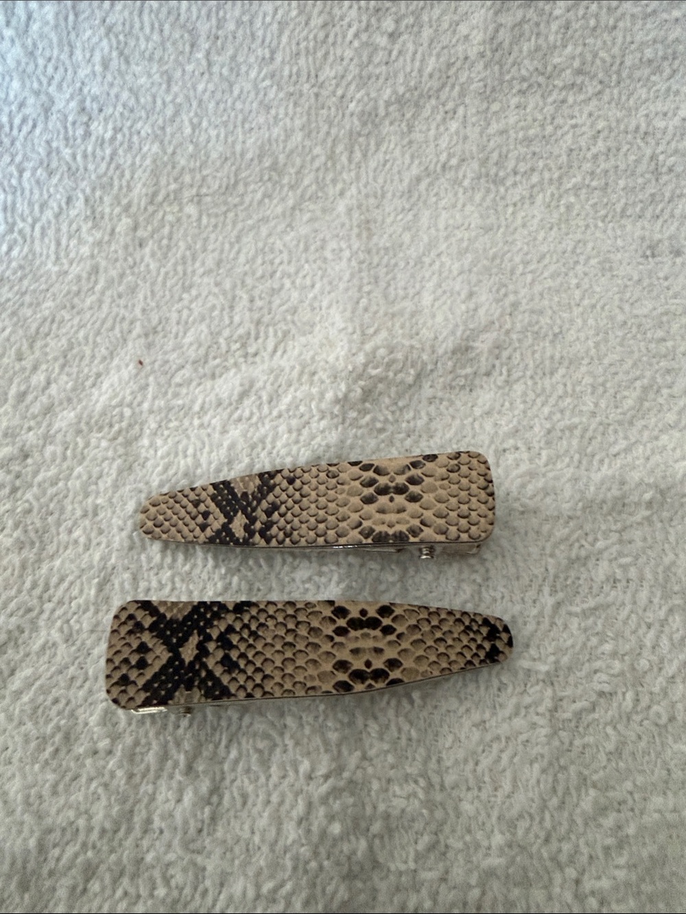 Snake-Pattern Reptile Hide/Decor Clip in Beige - Unbranded